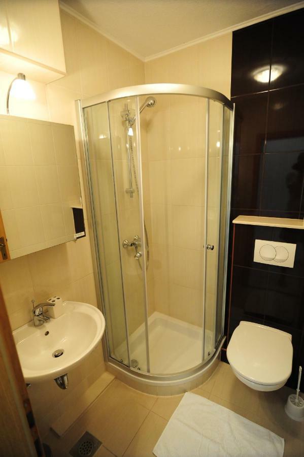 מאקרסקה Apartments Knezevic מראה חיצוני תמונה
